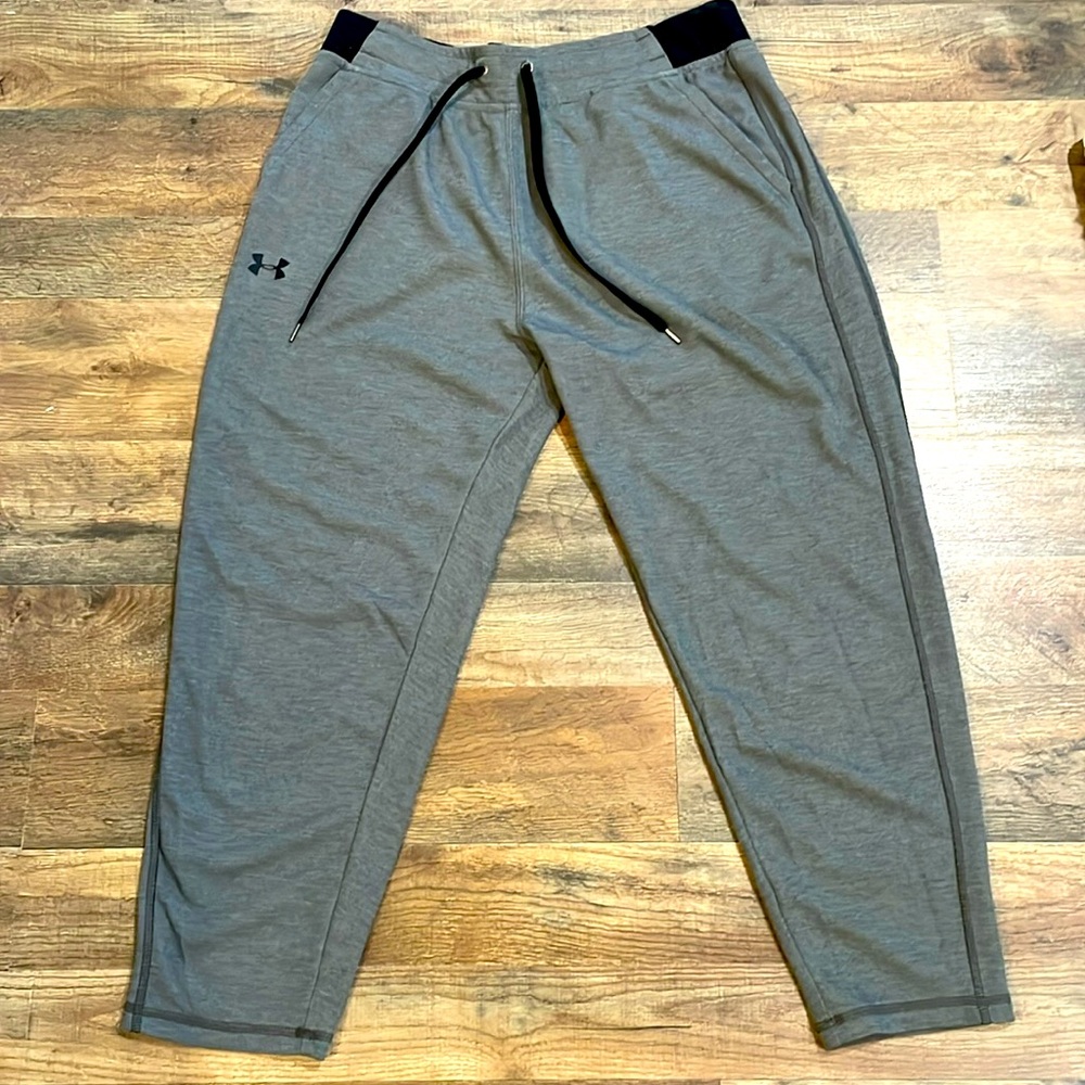 Women’s Under Armor Loose Heat Gear Sweat-pant Capris Awesome Shape